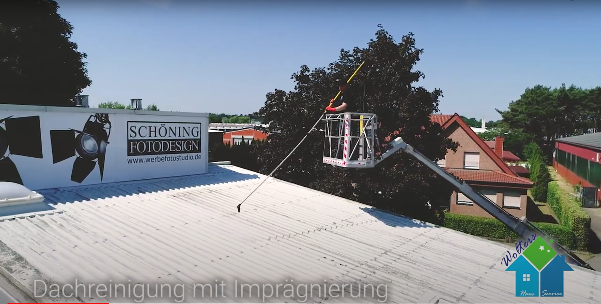 Nahaufnahme einer fachgerechten Dachreinigung im Emsland.