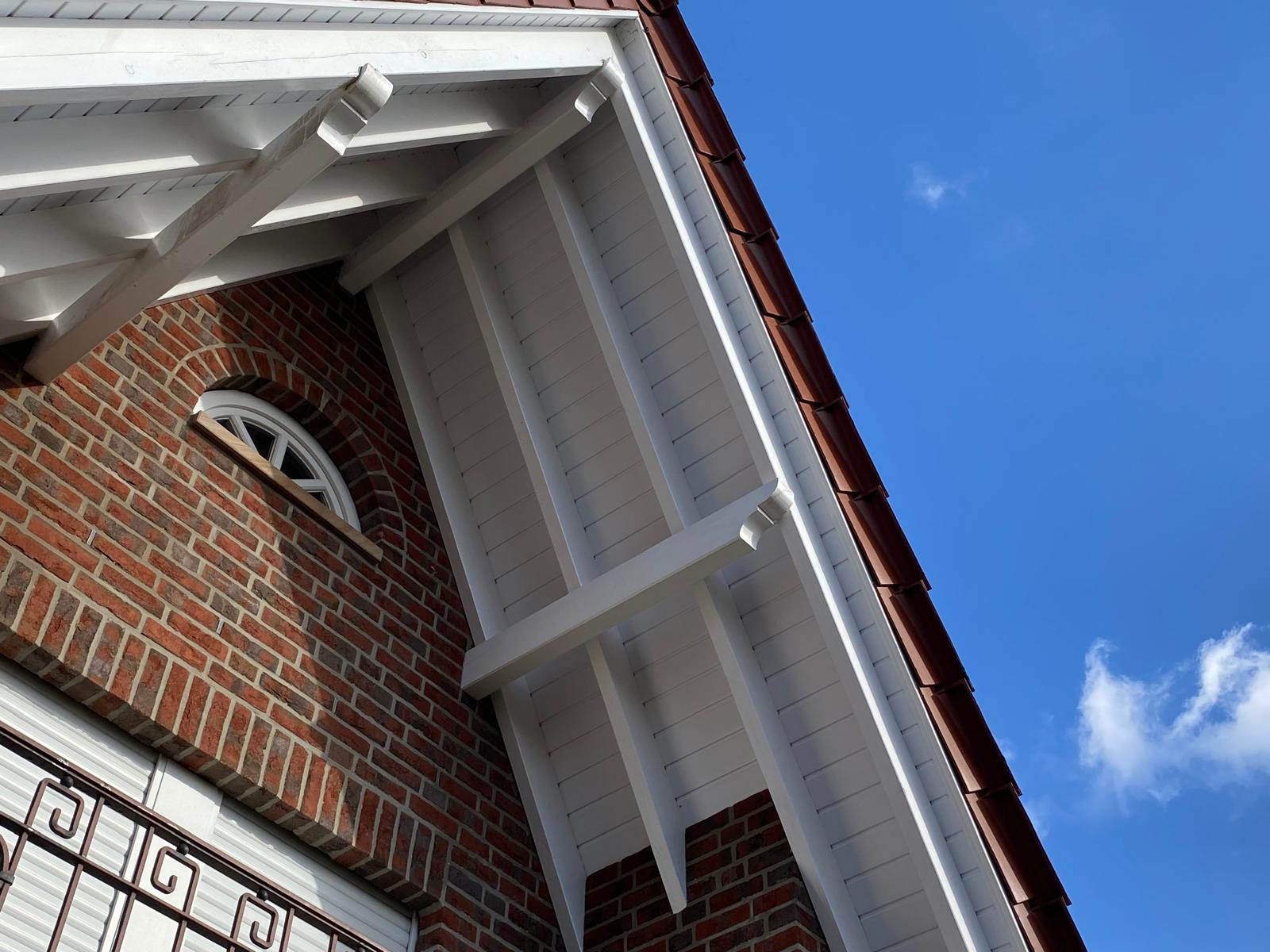 Gereinigter Dach&uuml;berstand und saubere Dachrinnen eines Wohnhauses.